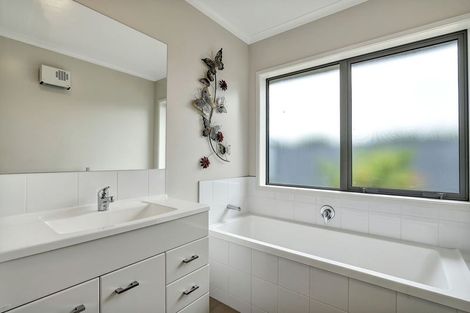 Photo of property in 122 Pohutukawa Place, Waiwhakaiho, New Plymouth, 4312