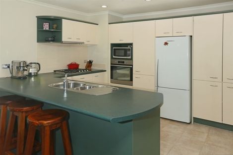 Photo of property in 8 Graven Court, Henderson, Auckland, 0612