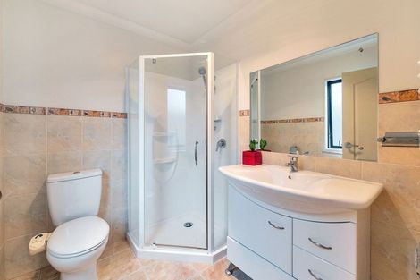 Photo of property in 2/890 East Coast Road, Northcross, Auckland, 0630