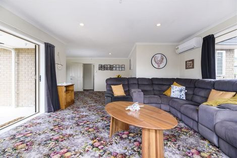 Photo of property in 8 Woodbank Drive, Glen Eden, Auckland, 0602