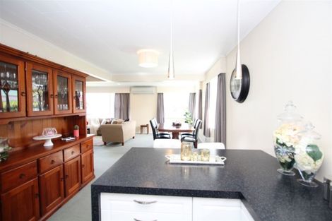 Photo of property in 8 Griffiths Grove, Newlands, Wellington, 6037