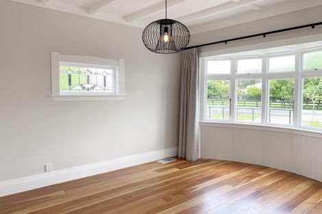 Photo of property in 339 Waitakere Road, Taupaki, Henderson, 0782