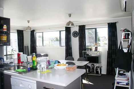 Photo of property in 16b Woodall Place, Totara Vale, Auckland, 0627