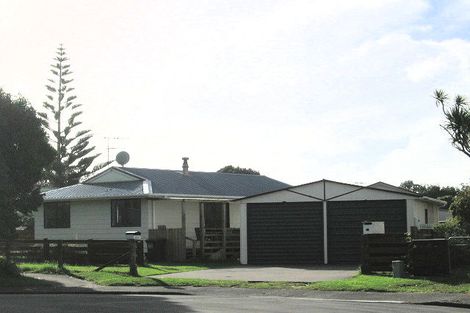 Photo of property in 11 Victor Grove, Waikanae Beach, Waikanae, 5036