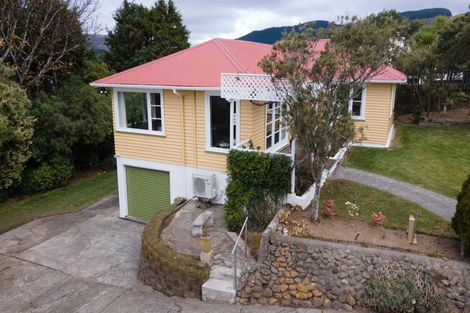 Photo of property in 1 Tainui Terrace, Tawa, Wellington, 5028