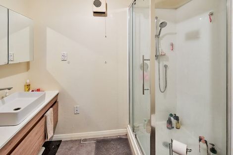 Photo of property in 64 Kelburn Parade, Kelburn, Wellington, 6012