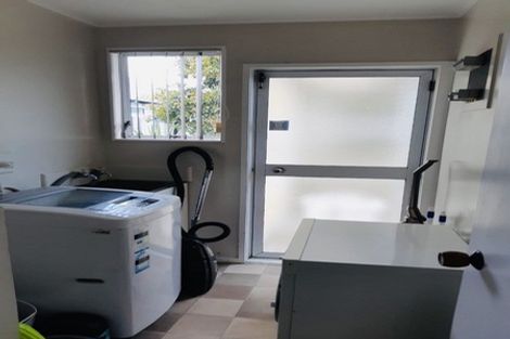 Photo of property in 2 Sparrow Place, Weymouth, Auckland, 2103