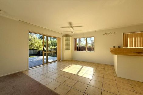 Photo of property in 17 Parkcrest Drive, Henderson, Auckland, 0612