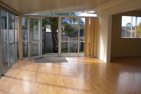 Photo of property in 100 Kemp Road, Massey, Auckland, 0614