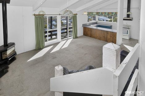 Photo of property in 129 Gloaming Hill, Titahi Bay, Porirua, 5022