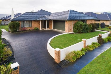 Photo of property in 24 Johnstone Drive, Fitzherbert, Palmerston North, 4410