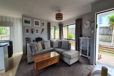 Photo of property in 2/8 Atlantis Place, Totara Vale, Auckland, 0629