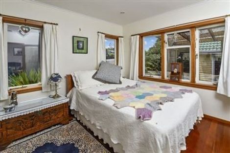 Photo of property in 156 East Coast Road, Forrest Hill, Auckland, 0620