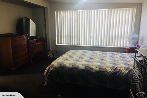 Photo of property in 2/41 Challen Close, Conifer Grove, Takanini, 2112