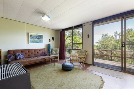 Photo of property in 1 Pendrell Road, Piha, 0772