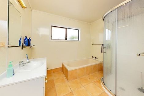 Photo of property in 30 Sutton Crescent, Papakura, 2110