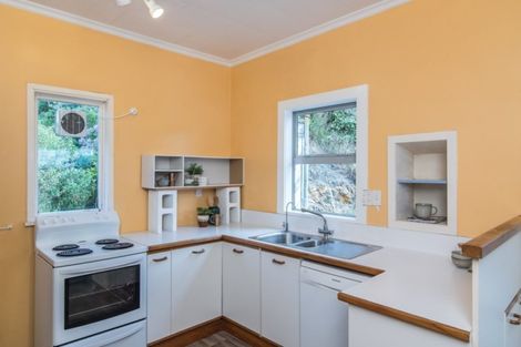 Photo of property in 24 Hungerford Road, Lyall Bay, Wellington, 6022