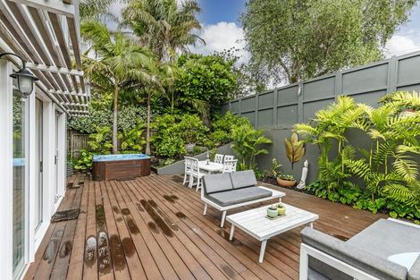 Photo of property in 2/39 Old Lake Road, Narrow Neck, Auckland, 0624