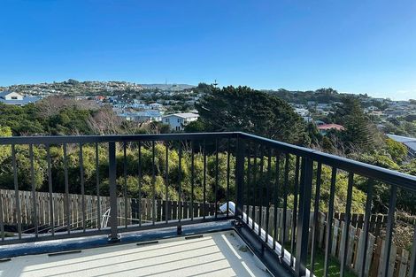 Photo of property in 2/25 Kingsbridge Place, Newlands, Wellington, 6037