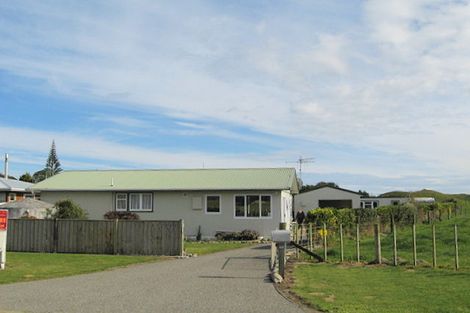 Photo of property in 652 Waikawa Beach Road, Waikawa Beach, Levin, 5573