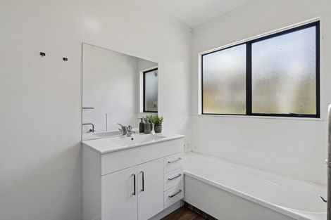 Photo of property in 2/48 Barbados Drive, Unsworth Heights, Auckland, 0632