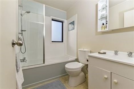 Photo of property in 2/1 John Jennings Drive, Oteha, Auckland, 0632