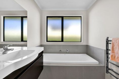 Photo of property in 49 Links Drive, Waiwhakaiho, New Plymouth, 4312