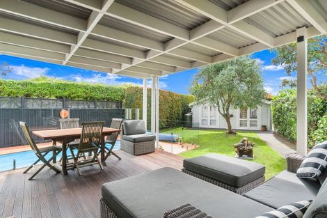 Photo of property in 2 Ewen Alison Avenue, Devonport, Auckland, 0624