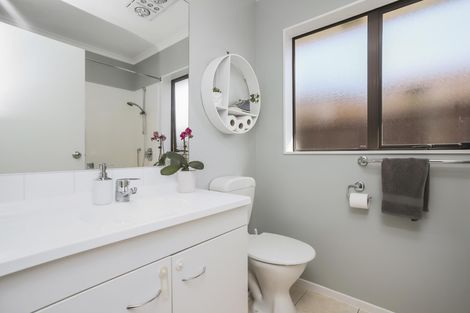 Photo of property in 16 Stellata Court, Randwick Park, Auckland, 2105