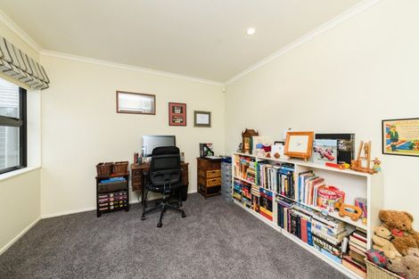 Photo of property in 4a Silkwood Place, Fitzherbert, Palmerston North, 4410