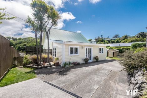Photo of property in 11 Lyndfield Lane, Newlands, Wellington, 6037