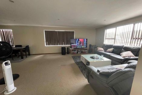 Photo of property in 17 Highland Park Drive, Highland Park, Auckland, 2010