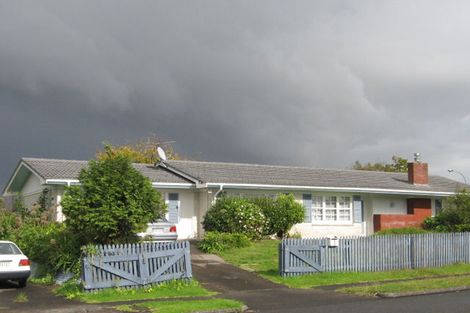 Photo of property in 1 Kurnell Drive, Botany Downs, Auckland, 2010