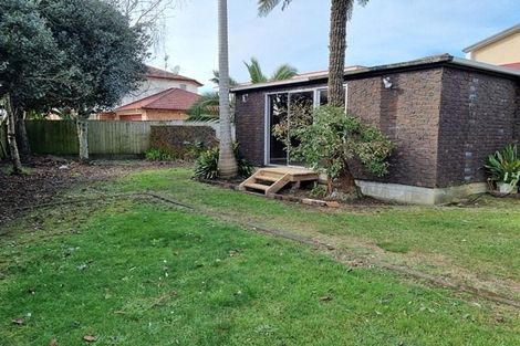 Photo of property in 3 Waters Place, New Lynn, Auckland, 0600