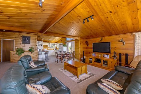 Photo of property in 1394 Whangaparaoa Road, Army Bay, Whangaparaoa, 0930