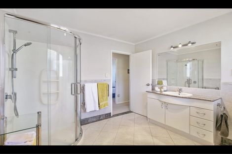 Photo of property in 19 Gwenand Place, Botany Downs, Auckland, 2010