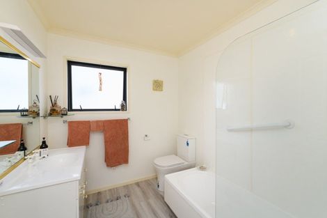 Photo of property in 18 Winston Avenue, Hokowhitu, Palmerston North, 4410