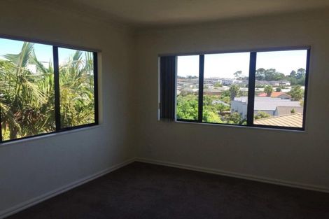 Photo of property in 11 Margaret Henry Crescent, Oteha, Auckland, 0632