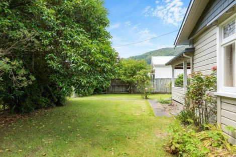 Photo of property in 16 Buller Street, Picton, 7220