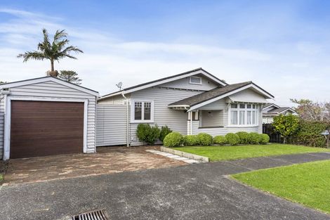 Photo of property in 2 Wernham Place, Northcote, Auckland, 0626