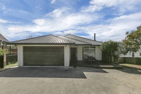 Photo of property in 16 Alma Street, Te Atatu South, Auckland, 0610