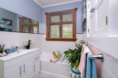 Photo of property in 48 Karina Road, Merrilands, New Plymouth, 4312