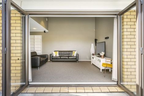 Photo of property in 3 Aztec Place, Conifer Grove, Takanini, 2112