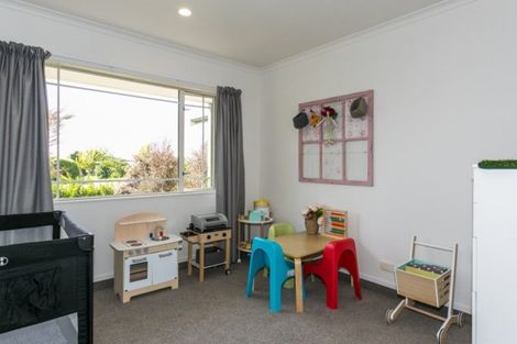 Photo of property in 17 Woodlands Drive, Havelock North, 4130