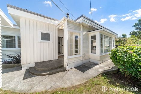 Photo of property in 6 Te Whiti Grove, Korokoro, Lower Hutt, 5012