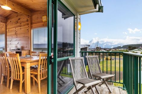 Photo of property in 6 Rowena Crescent, Motuoapa, 3382