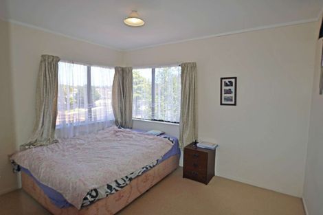 Photo of property in 3 Madigan Place, Glendene, Auckland, 0602