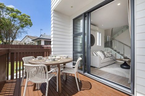 Photo of property in 49a Meadowood Drive, Unsworth Heights, Auckland, 0632