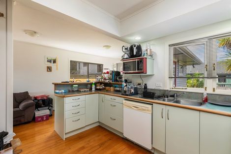 Photo of property in 32 Taupo Street, Green Bay, Auckland, 0604