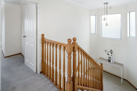 Photo of property in 22 Bennett Grove, Newlands, Wellington, 6037